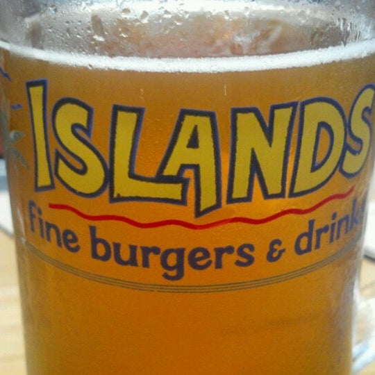 Foto tomada en Islands Restaurant  por Boy R. el 7/24/2012