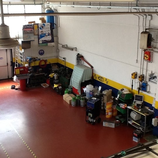 รูปภาพถ่ายที่ Autofficina Capelli โดย Matteo🔧 C. เมื่อ 6/19/2012