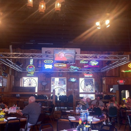 Снимок сделан в Buffalo Bodega Gaming Complex, Bar &amp; Steakhouse пользователем Marco B. 6/27/2012