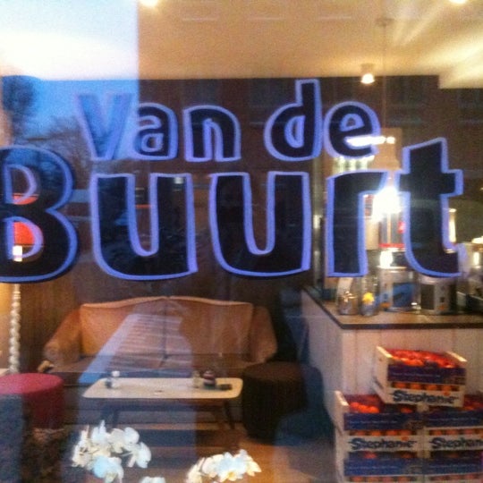 Foto scattata a Van de Buurt da Elsa K. il 3/30/2012