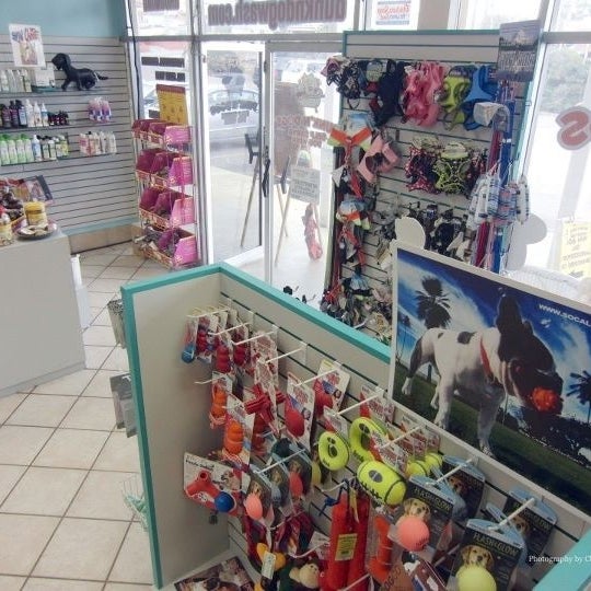 Foto scattata a Dunk&#39;n Dogs Dogwash and Professional Grooming da FireRedChris il 3/2/2012