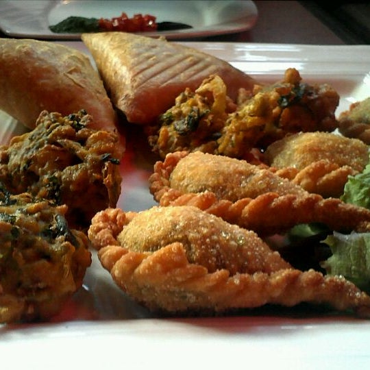 รูปภาพถ่ายที่ Bombay Bar and Grill โดย Tom &amp; Dejanelle B. เมื่อ 2/5/2012