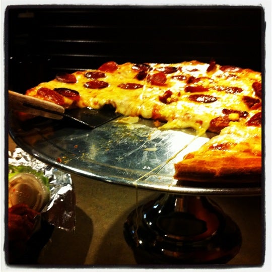 Foto tomada en Galla&#39;s Pizza  por Hannah L. el 3/7/2012