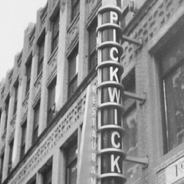 Foto tirada no(a) Pickwick &amp; Frolic Restaurant and Club por Dana B. em 5/14/2012