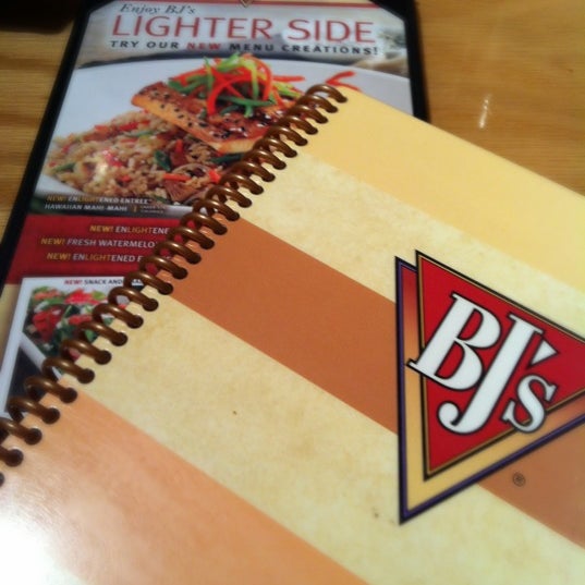 Foto diambil di BJ&#39;s Restaurant &amp; Brewhouse oleh Rob M. pada 5/16/2012
