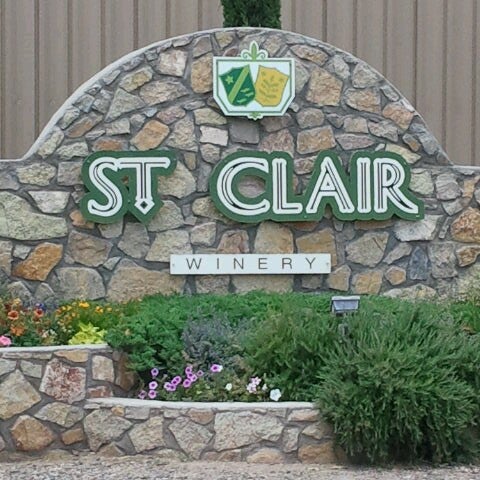 Foto scattata a St Clair Winery &amp; Bistro da Kendria C. il 7/8/2012