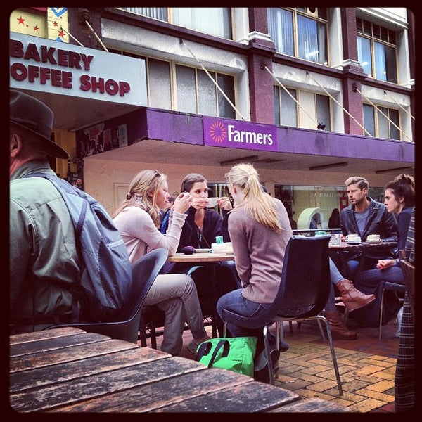 รูปภาพถ่ายที่ Plum Cafe โดย Werner K. เมื่อ 4/15/2012