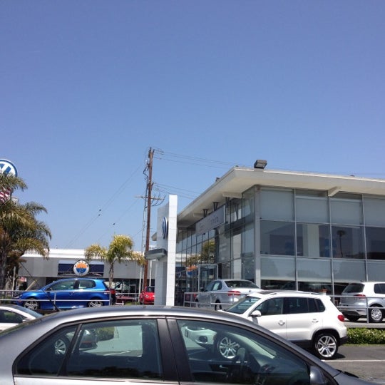 รูปภาพถ่ายที่ Volkswagen Santa Monica โดย Zwei L. เมื่อ 5/18/2012