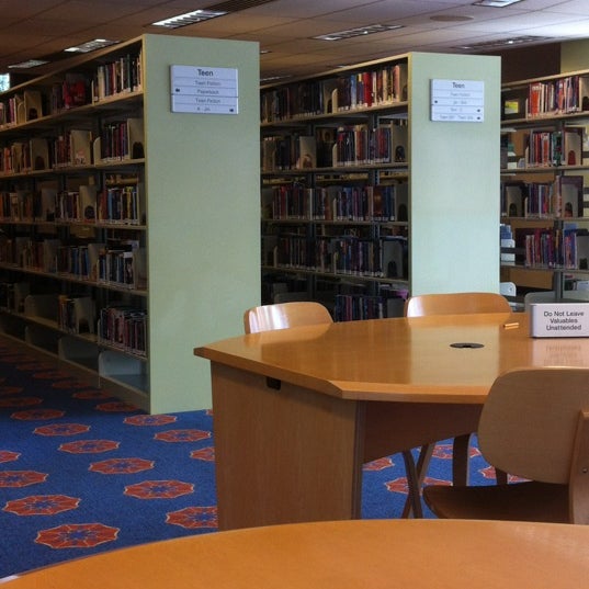 Foto diambil di Grand Rapids Public Library - Main Branch oleh Clare M. pada 8/31/2012