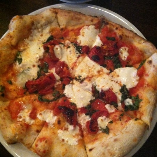 Foto diambil di Fiamme Pizzeria Napoletana oleh Dori N. pada 9/2/2012