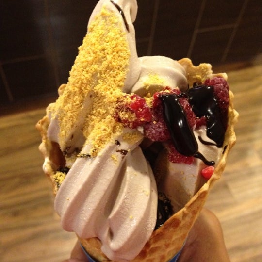 Photo taken at Bamboo Frozen Yogurt Café by Be V. on 5/31/2012