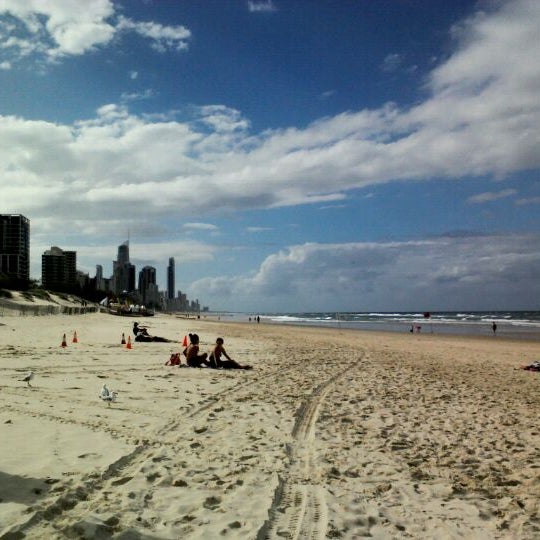 Das Foto wurde bei Kurrawa Beach von Kim R. am 3/25/2012 aufgenommen