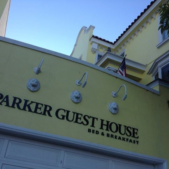Foto diambil di Parker Guest House oleh Justin pada 8/30/2012