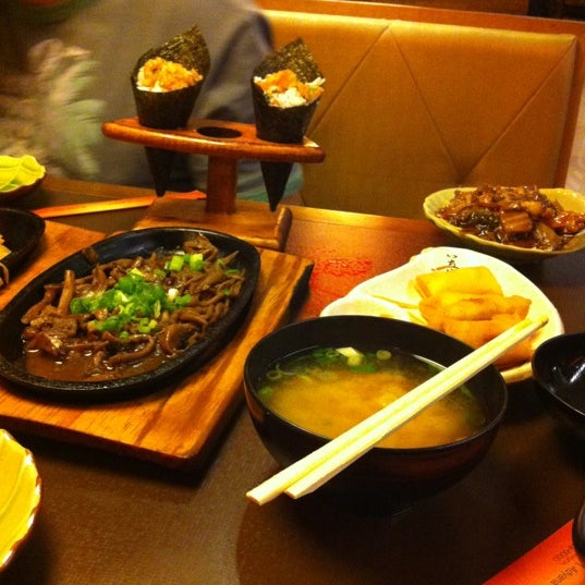 Foto tirada no(a) Zensei Sushi por Lu B. em 4/18/2012