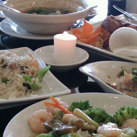 รูปภาพถ่ายที่ Grand Emperor Seafood Palace โดย Ze J. เมื่อ 4/2/2012