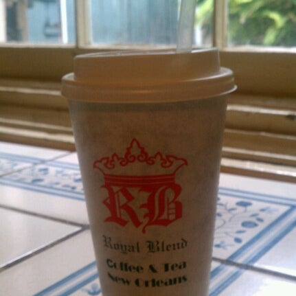 Foto tomada en Royal Blend Coffee &amp; Tea House  por Big John K. el 8/8/2012
