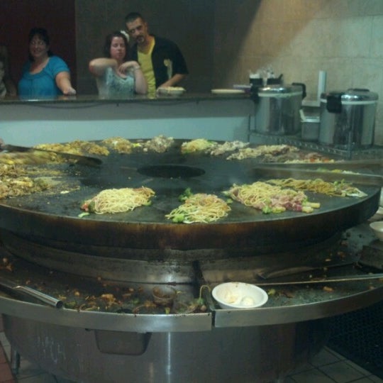 รูปภาพถ่ายที่ CrazyFire Mongolian Grill โดย Greg B. เมื่อ 6/9/2012