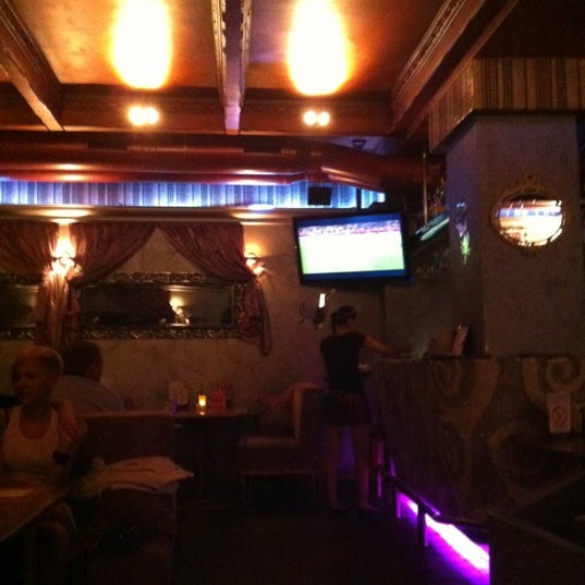 รูปภาพถ่ายที่ Shooters Café โดย Elvira Z. เมื่อ 6/22/2012