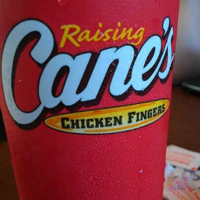 รูปภาพถ่ายที่ Raising Cane&#39;s Chicken Fingers โดย Reid B. เมื่อ 8/8/2012