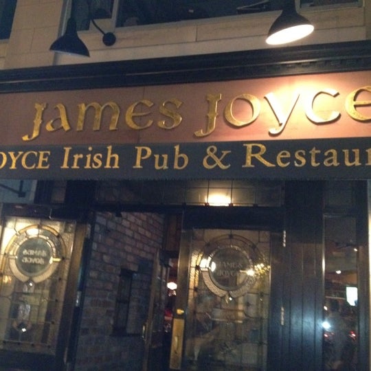 Foto tirada no(a) James Joyce Irish Pub por Steven S. em 8/26/2012