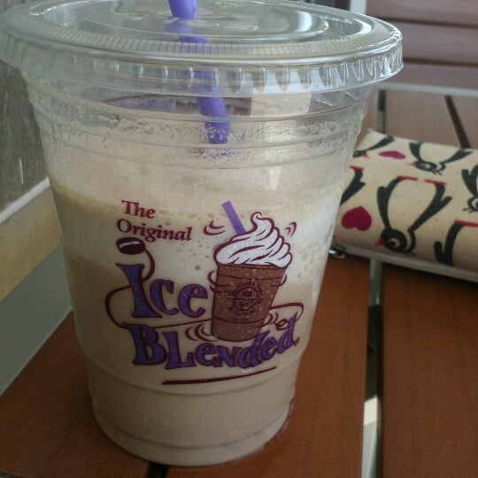 Photo taken at The Coffee Bean &amp; Tea Leaf by Christy B. on 8/26/2012