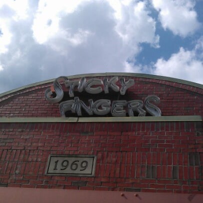 Foto scattata a Sticky Fingers Smokehouse - Get Sticky. Have Fun! da Derrick D. il 9/1/2012