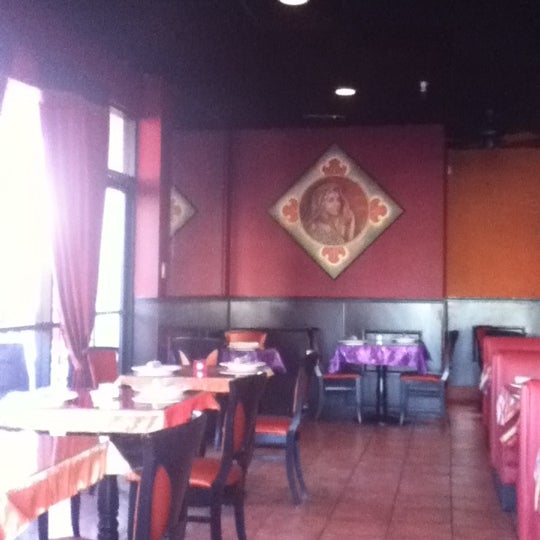 Foto tomada en Saffron Indian Cuisine &amp; Bar  por Cogit el 6/13/2012