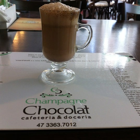 Photo taken at Champagne Chocolat Cafeteria &amp; Doceria by Josi F. on 2/15/2012