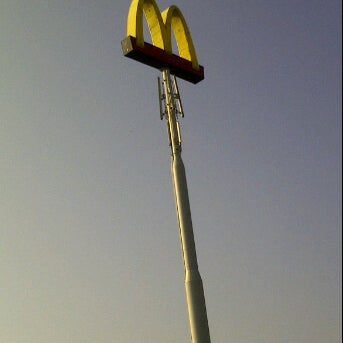 Снимок сделан в McDonald&#39;s пользователем Maria B. 4/16/2012