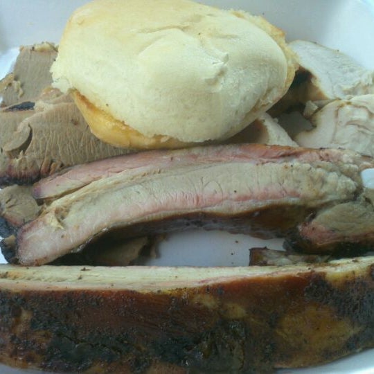 Foto scattata a Smokeys BBQ da Daniel T. il 4/28/2012