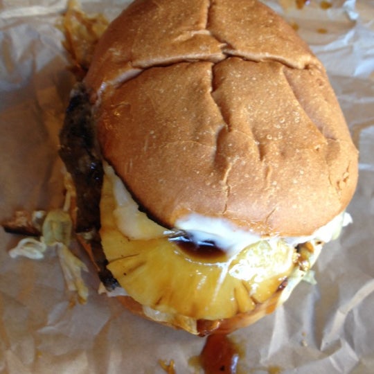 รูปภาพถ่ายที่ Blue Moon Burgers Capitol Hill โดย Matthew M. เมื่อ 8/15/2012