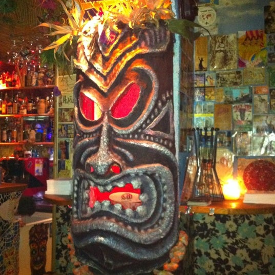 4/16/2012 tarihinde Aliss K.ziyaretçi tarafından Tiki Taky Bar'de çekilen fotoğraf