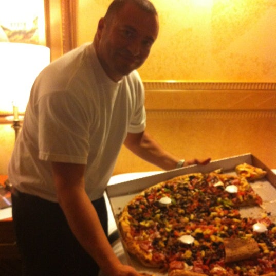 Photo prise au The Original Graziano&#39;s Pizza Restaurant par Luis S. le8/22/2012
