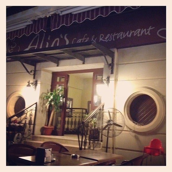 Das Foto wurde bei Alins Cafe Restaurant von Ceren T. am 8/18/2012 aufgenommen