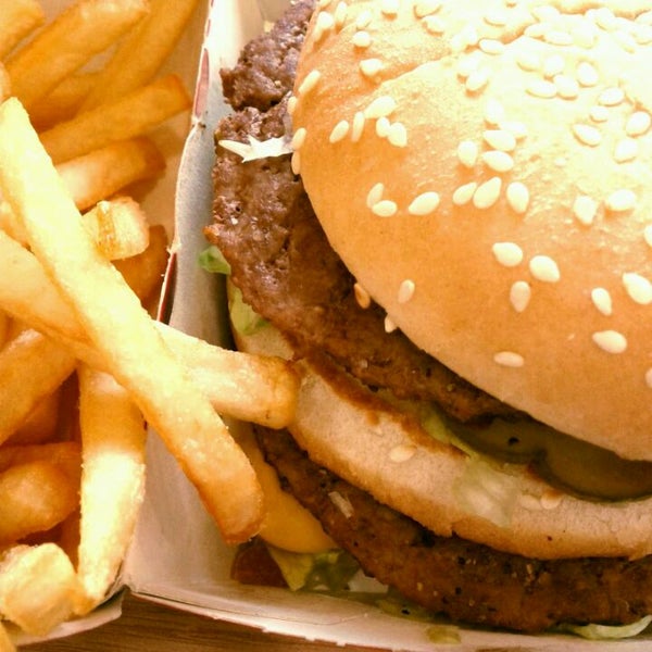 Foto diambil di McDonald&#39;s oleh Ozwald C. pada 2/9/2012
