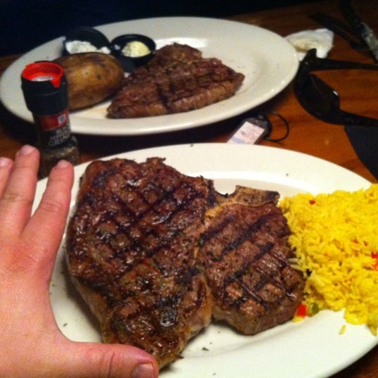 Photo taken at Black Angus Steakhouse by Guilherme S. on 8/22/2012