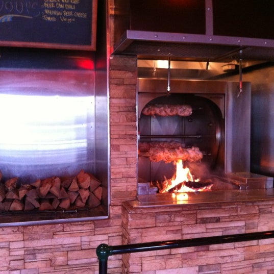 Photo taken at Grizzly&#39;s Wood-Fired Grill &amp; Steaks by Jeff S. on 8/16/2012