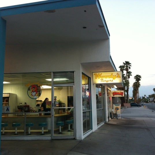 Снимок сделан в Woody&#39;s Burgers &amp; Beer пользователем Cliktrips (Jen Amadio) 9/6/2012