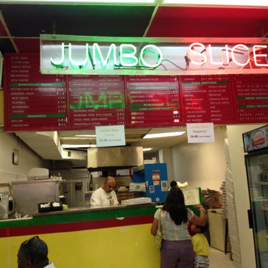 รูปภาพถ่ายที่ Jumbo Slice Pizza โดย Renato S. เมื่อ 5/25/2012