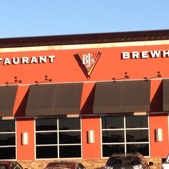 Photo taken at BJ&#39;s Restaurant &amp; Brewhouse by Shannon C. on 4/8/2012