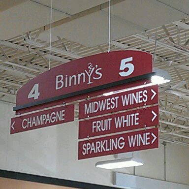 Foto tirada no(a) Binny&#39;s Beverage Depot por Melissa V. em 2/25/2012