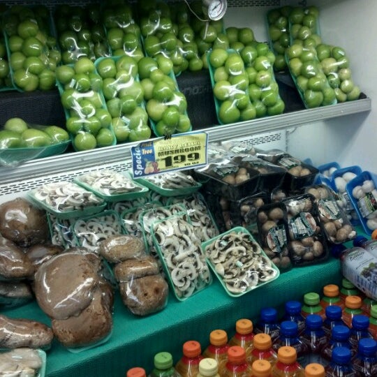 Fruit Tree Farm Grocery Store in Copiague