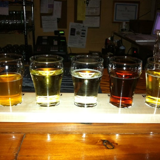 รูปภาพถ่ายที่ Bushwhacker Cider โดย Kristine H. เมื่อ 3/14/2012