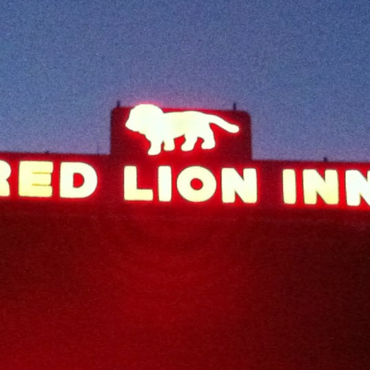 รูปภาพถ่ายที่ DiPaolo&#39;s Red Lion Inn โดย Stephen B. เมื่อ 7/18/2012