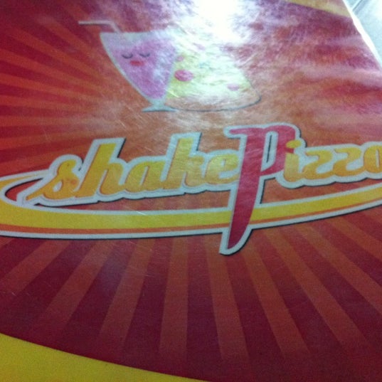 Foto tirada no(a) Shake Pizza por Gustavo C. em 7/31/2012