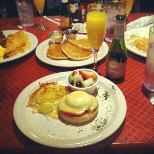 Снимок сделан в Bailey&#39;s Breakfast &amp; Lunch пользователем Michelle L. 2/26/2012