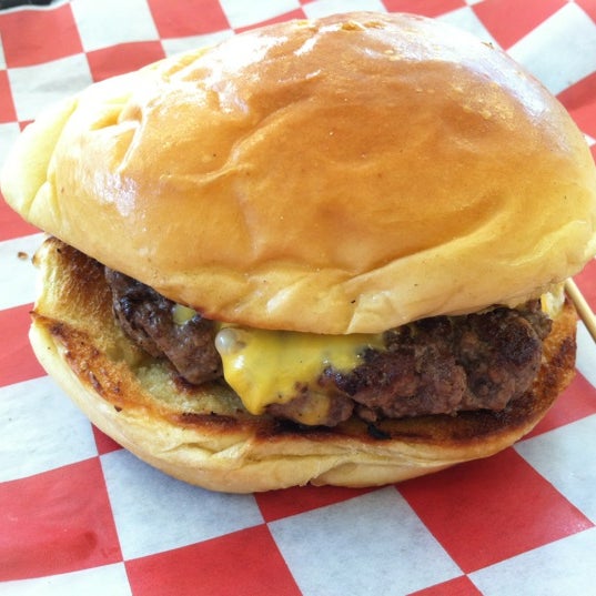 รูปภาพถ่ายที่ Knucklehead Burgers โดย Ari D. เมื่อ 8/30/2012