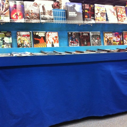 Foto diambil di Bosco&#39;s Comics Cards &amp; Games oleh Jennifer P. pada 5/25/2012