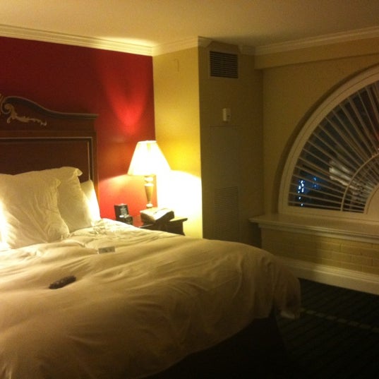 6/13/2012 tarihinde Inga O.ziyaretçi tarafından Bourbon Orleans Hotel'de çekilen fotoğraf