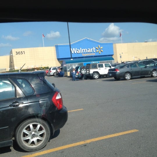 Снимок сделан в Walmart пользователем Frank B. 9/5/2012